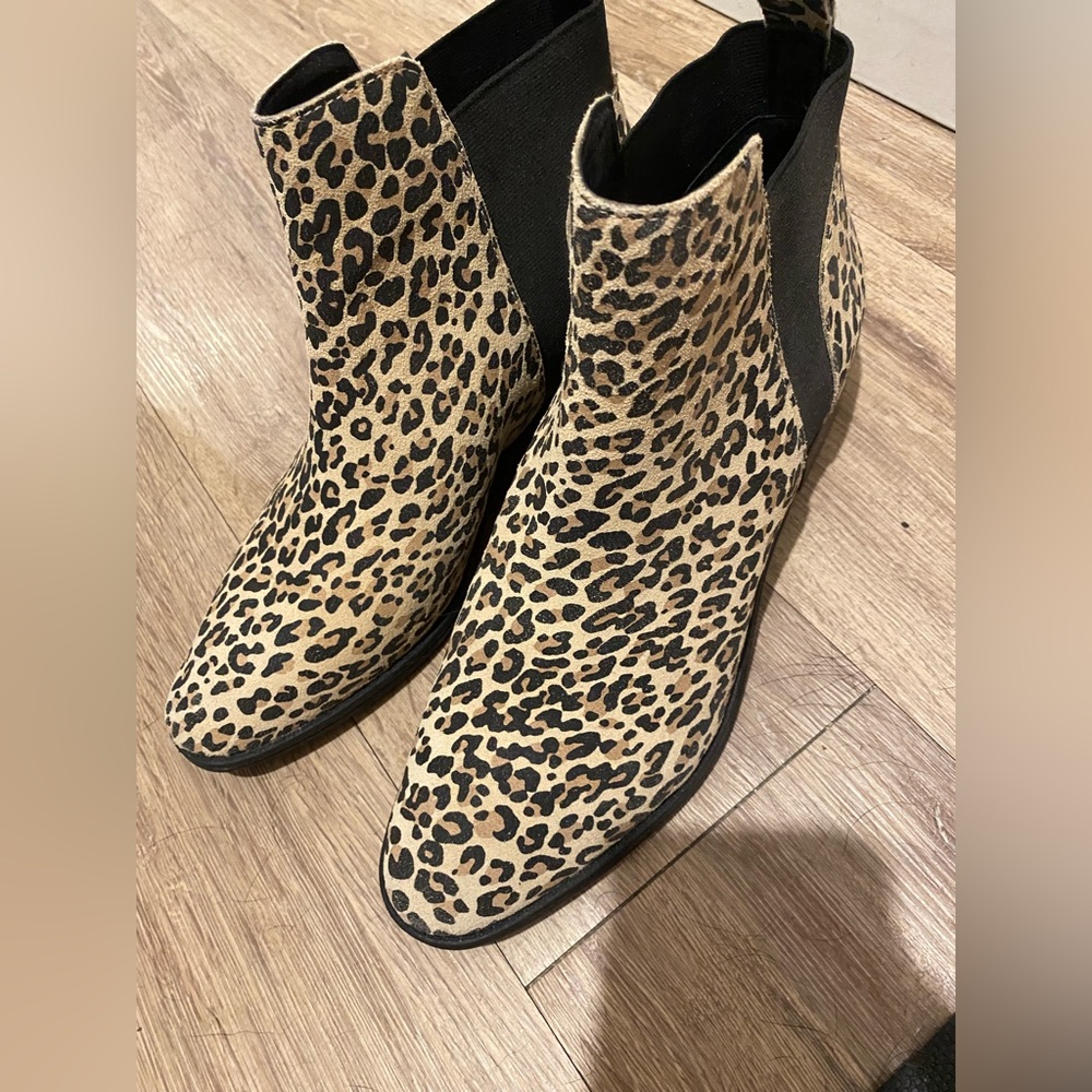 Dolce Vita Leopard/Cheetah Print Chelsea Boots - Picture 2 of 3